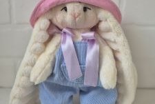 Пасхальный зайка в комбинезоне