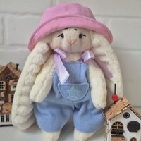 Пасхальный зайка в комбинезоне