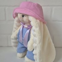 Пасхальный зайка в комбинезоне